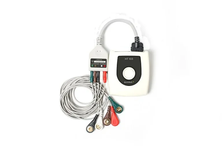 Monitor Holter de 24 horas con cables y electrodos ECG, sobre fondo blanco.