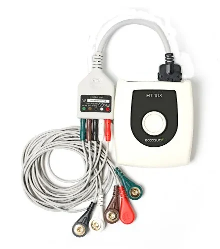 Monitor Holter de 24 horas con cables y electrodos ECG, sobre fondo blanco.