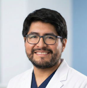 Foto profesional del Dr. Juan Carlos Cano Pucapuca, cardiólogo clínico en Lima en Confianza Salud.