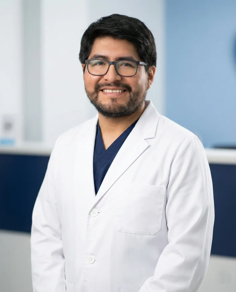 Retrato profesional del Dr. Juan Carlos Cano, cardiólogo de Confianza Salud en Jesús María, Lima