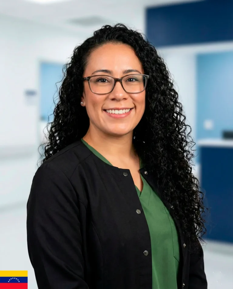 Retrato profesional de la Dra. Alexmys Gómez O, cardióloga asociada de Confianza Salud en Jesús María, Lima