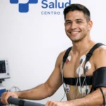 Paciente joven realizando prueba de esfuerzo en cinta en Confianza Salud, centro médico de cardiología en Jesús María, Lima.