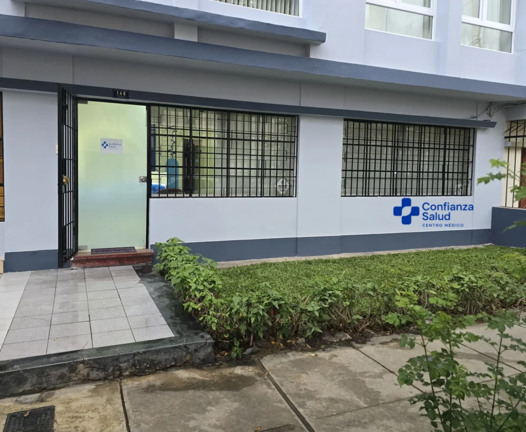Fachada del Centro Médico Confianza Salud en Jesús María, Lima